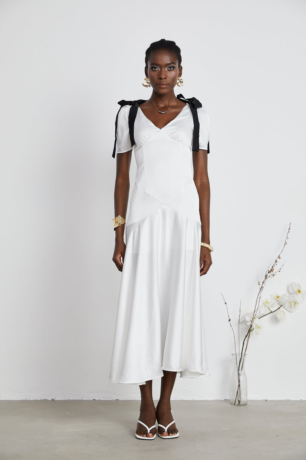 Cyrielle vestido maxi con detalle de lazo y mangas abullonadas