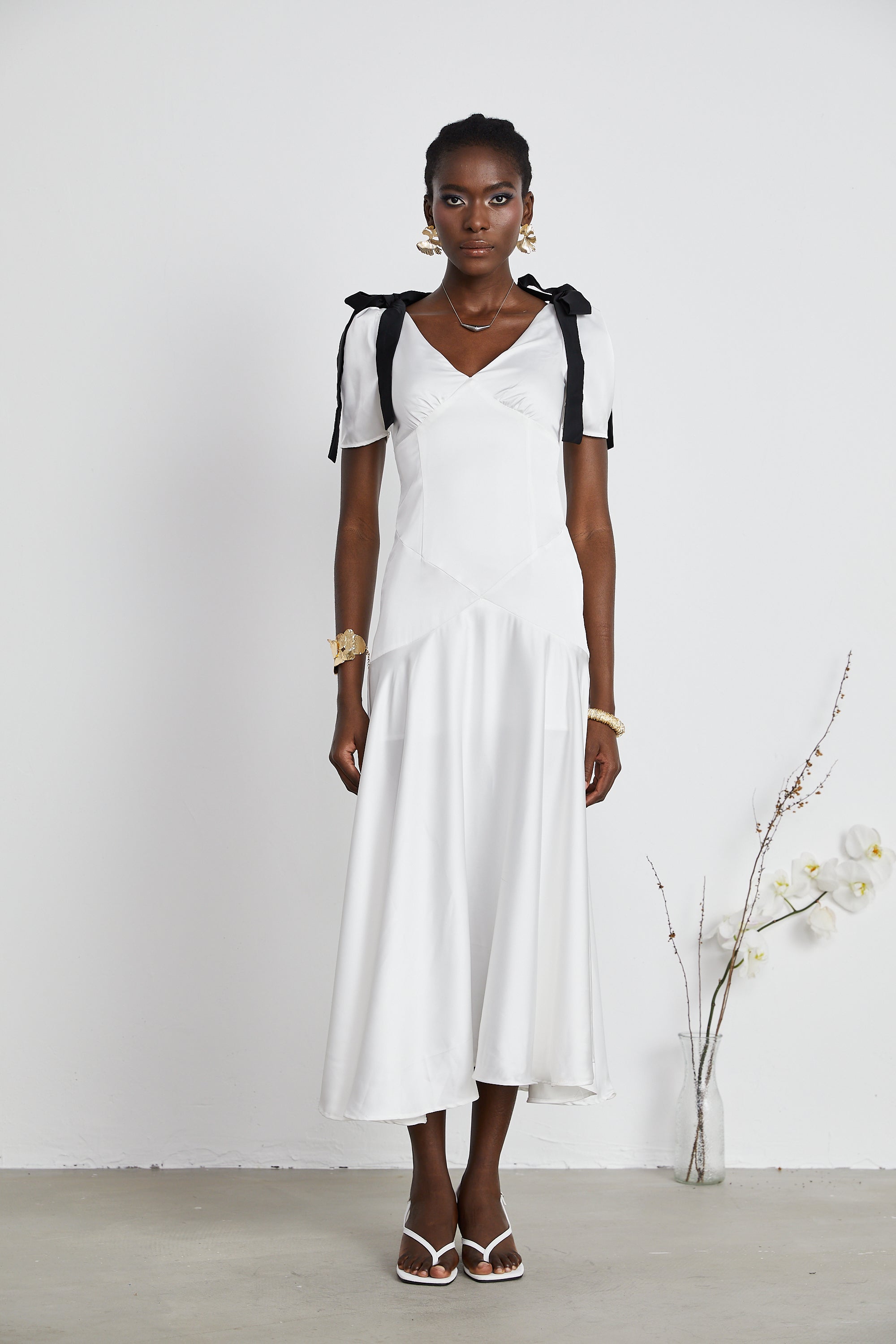 Cyrielle vestido maxi con detalle de lazo y mangas abullonadas