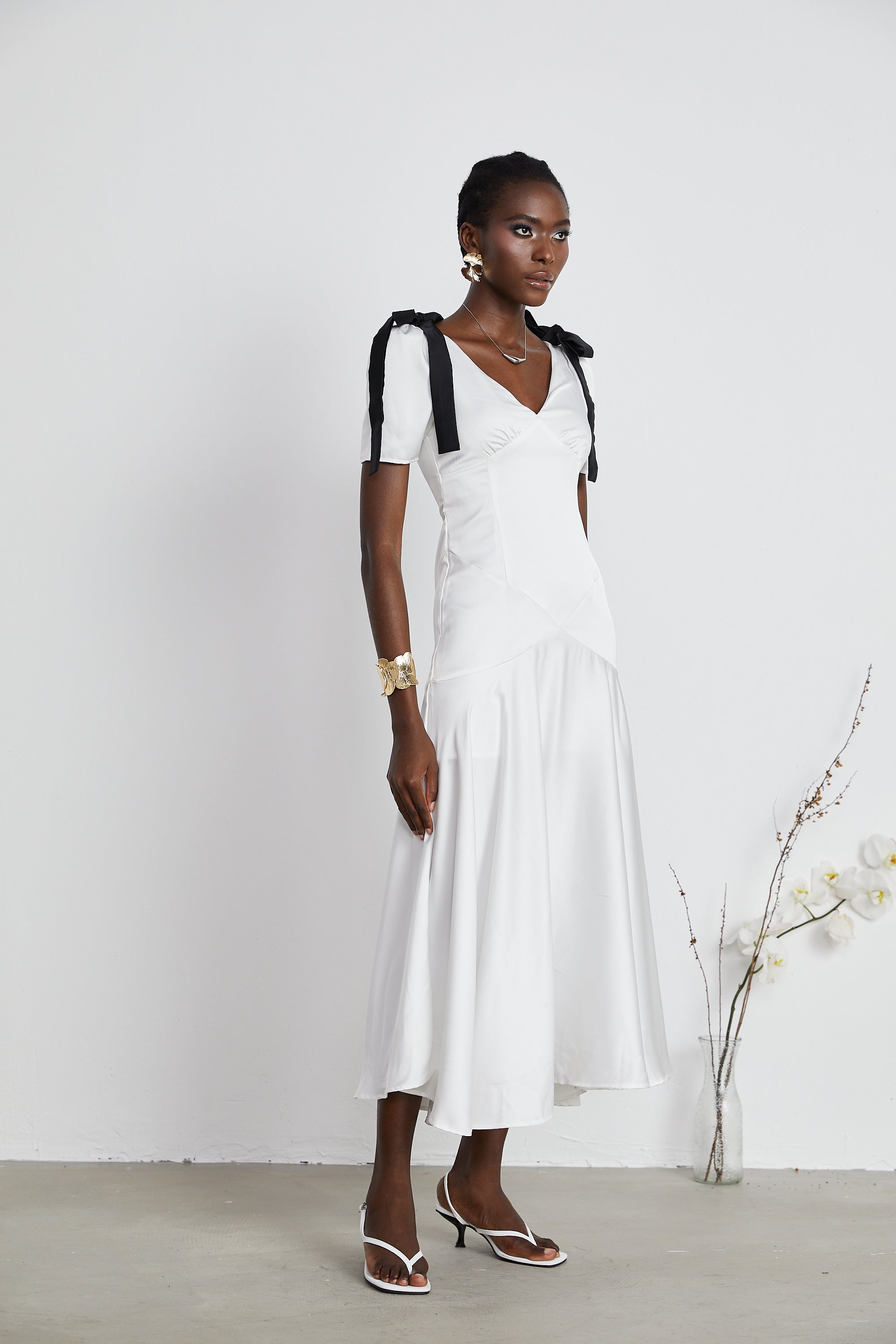 Cyrielle vestido maxi con detalle de lazo y mangas abullonadas