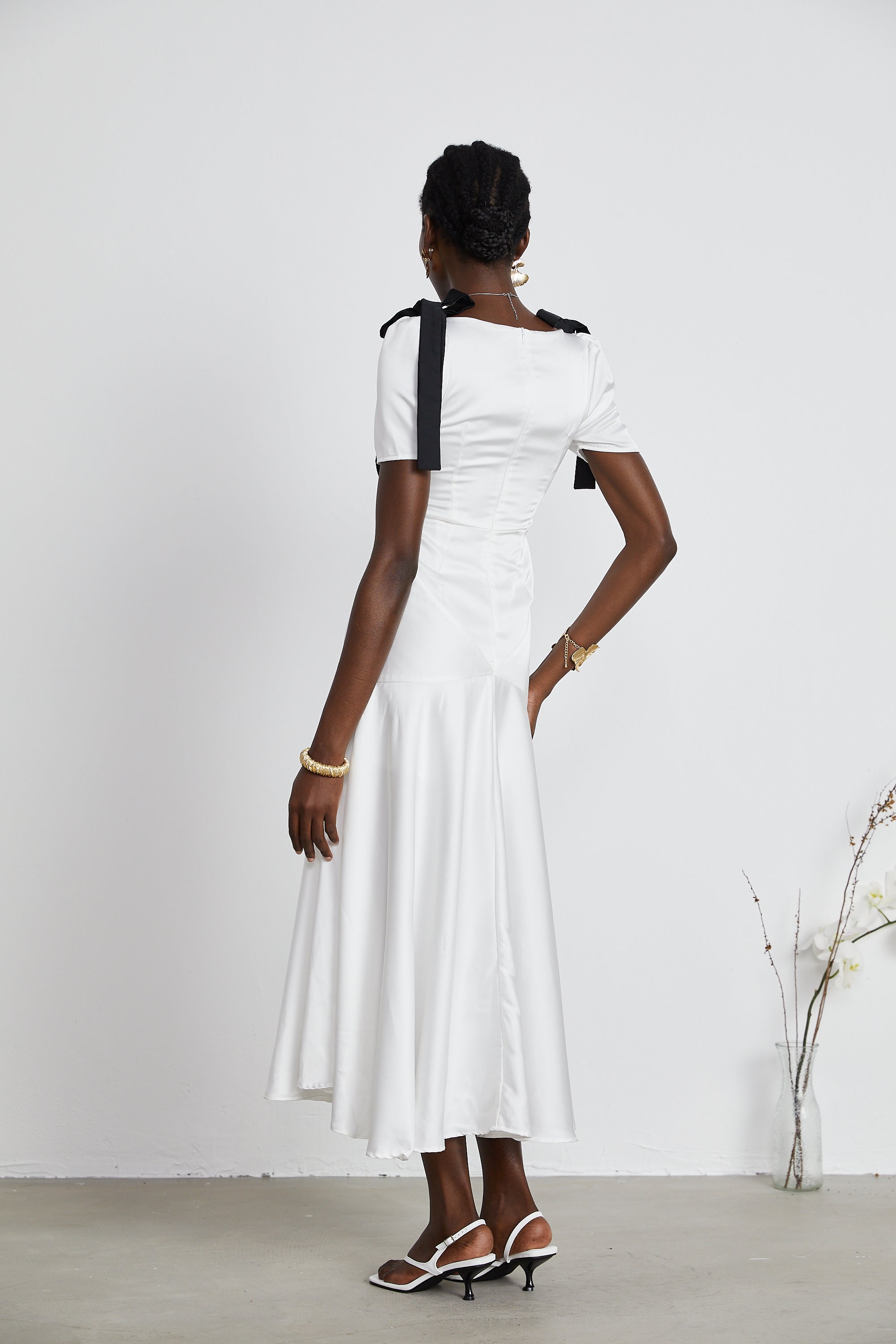 Cyrielle vestido maxi con detalle de lazo y mangas abullonadas