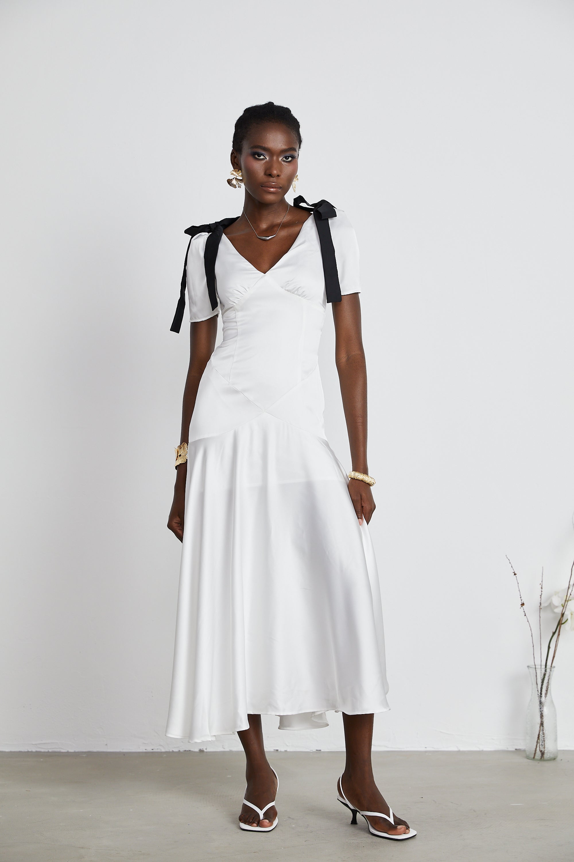 Cyrielle vestido maxi con detalle de lazo y mangas abullonadas