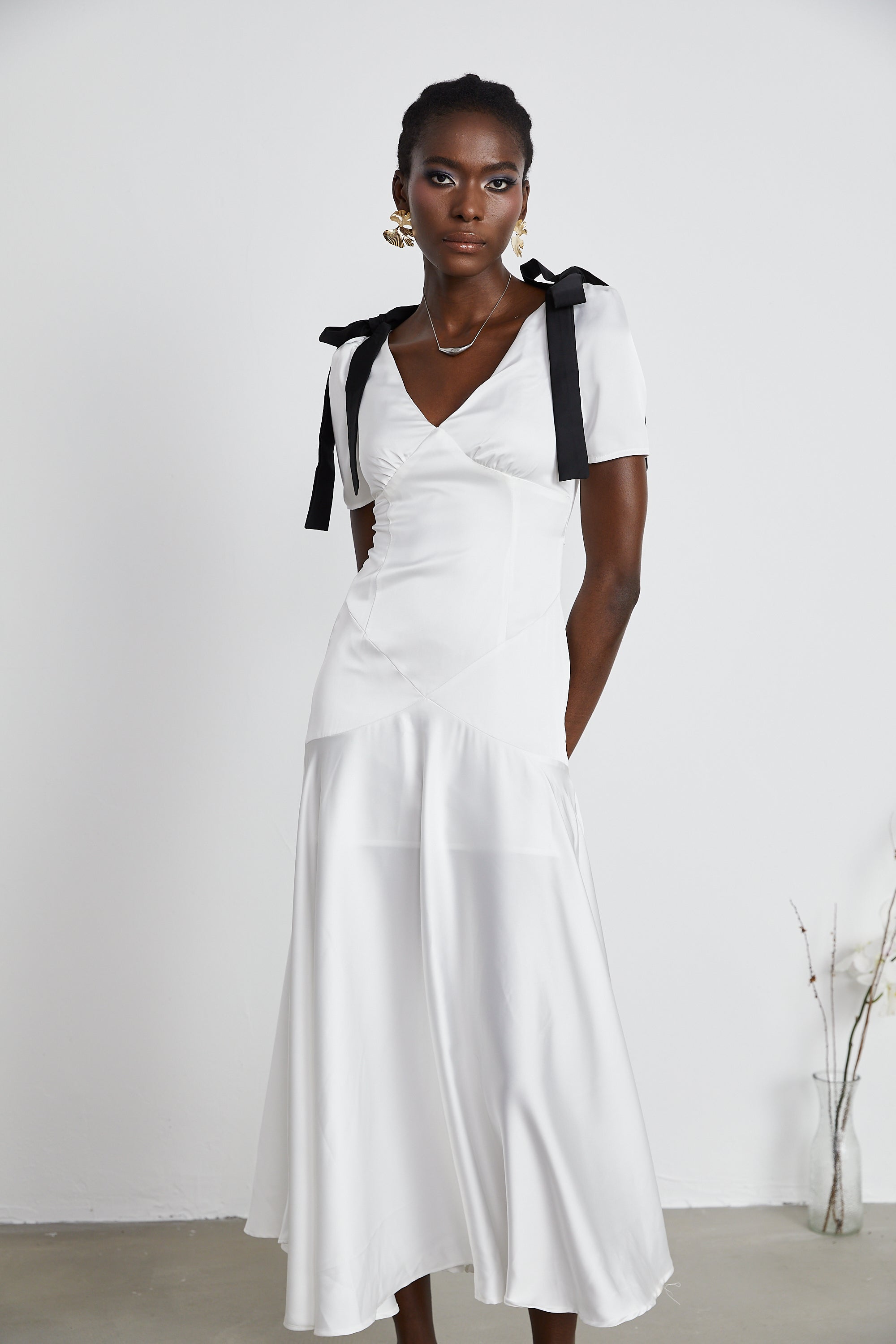 Cyrielle vestido maxi con detalle de lazo y mangas abullonadas