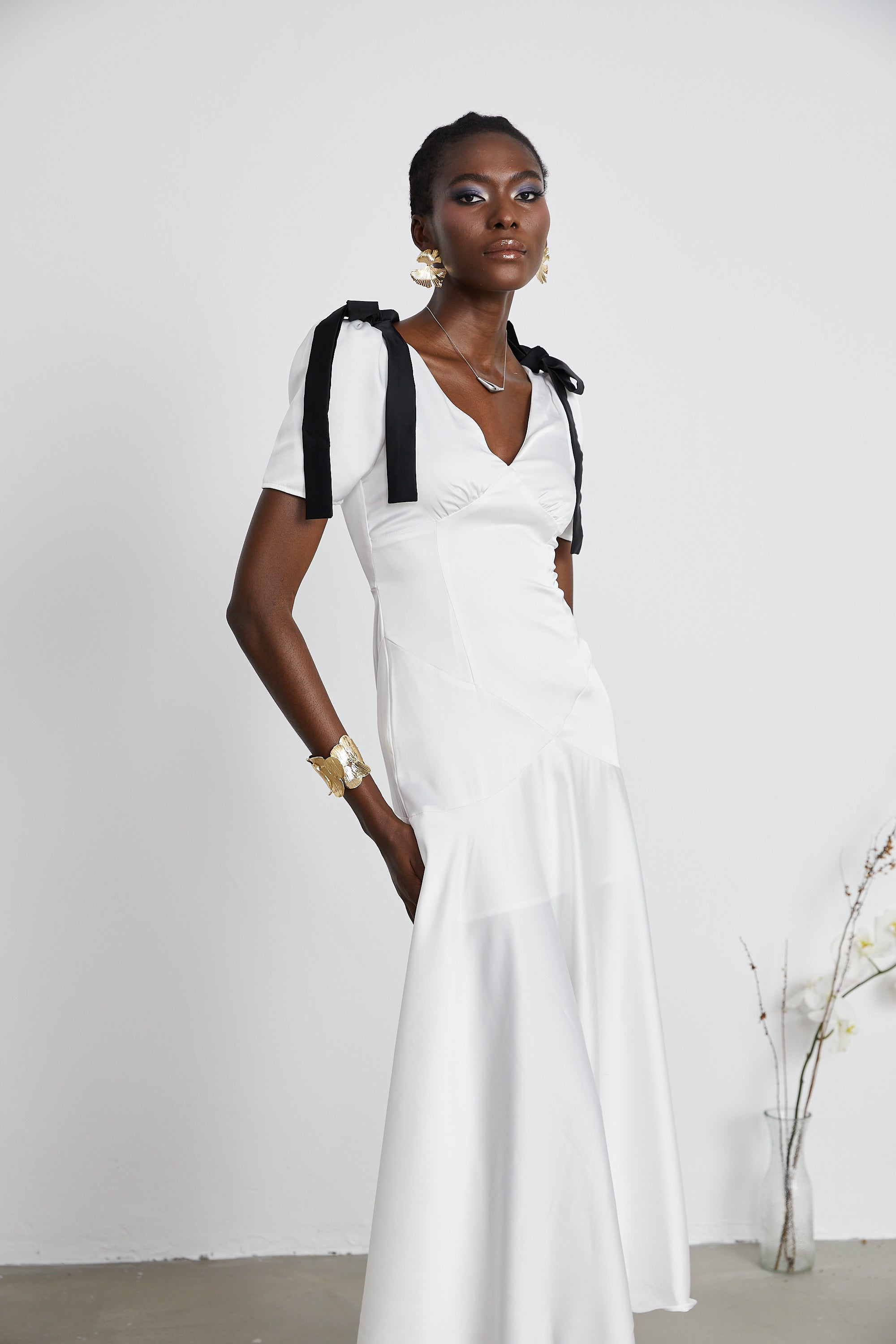 Cyrielle vestido maxi con detalle de lazo y mangas abullonadas