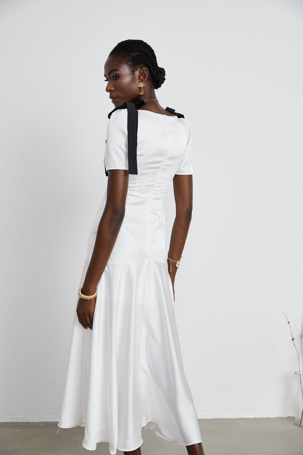 Cyrielle vestido maxi con detalle de lazo y mangas abullonadas