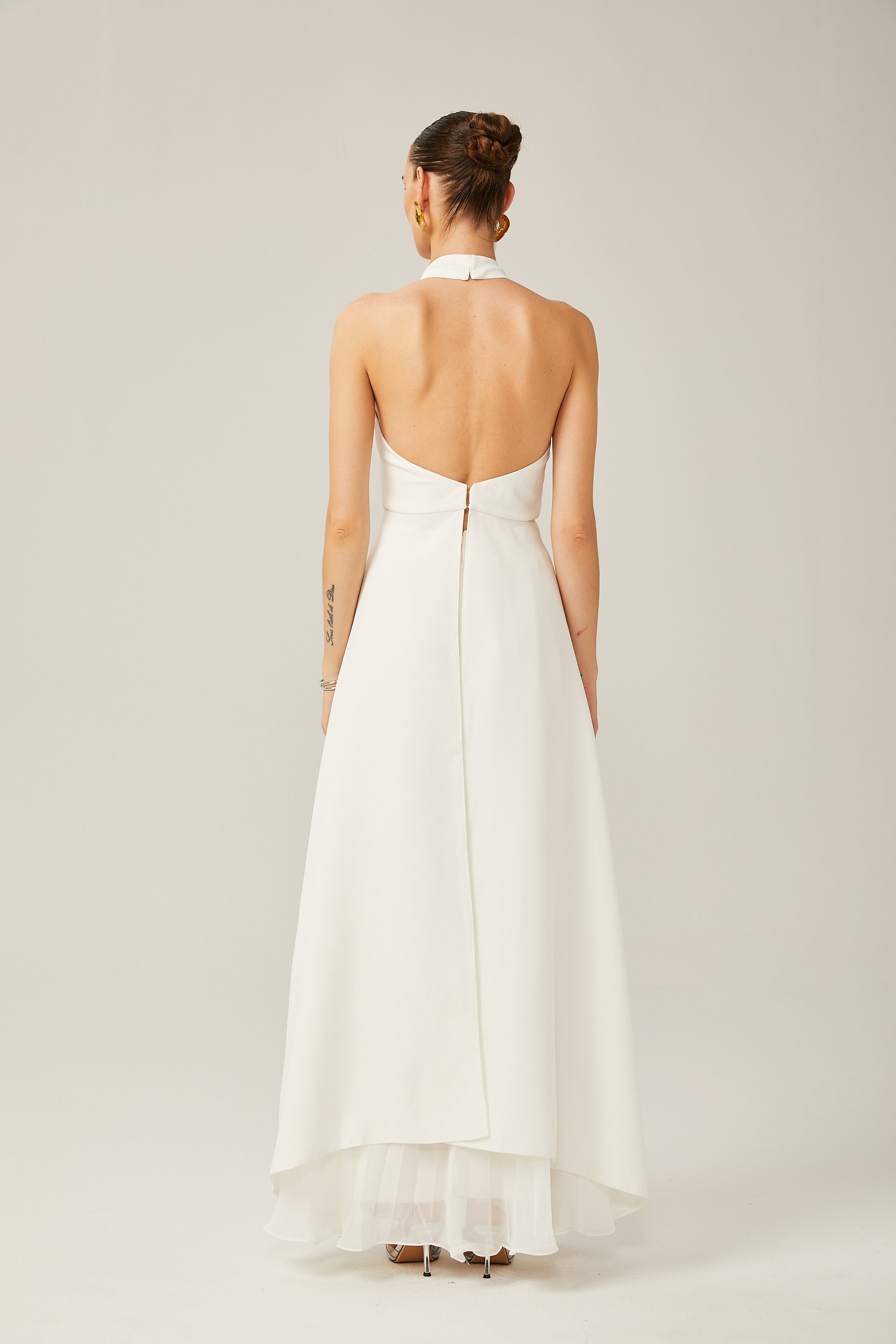 Vestido largo en capas con escote halter de Inés.