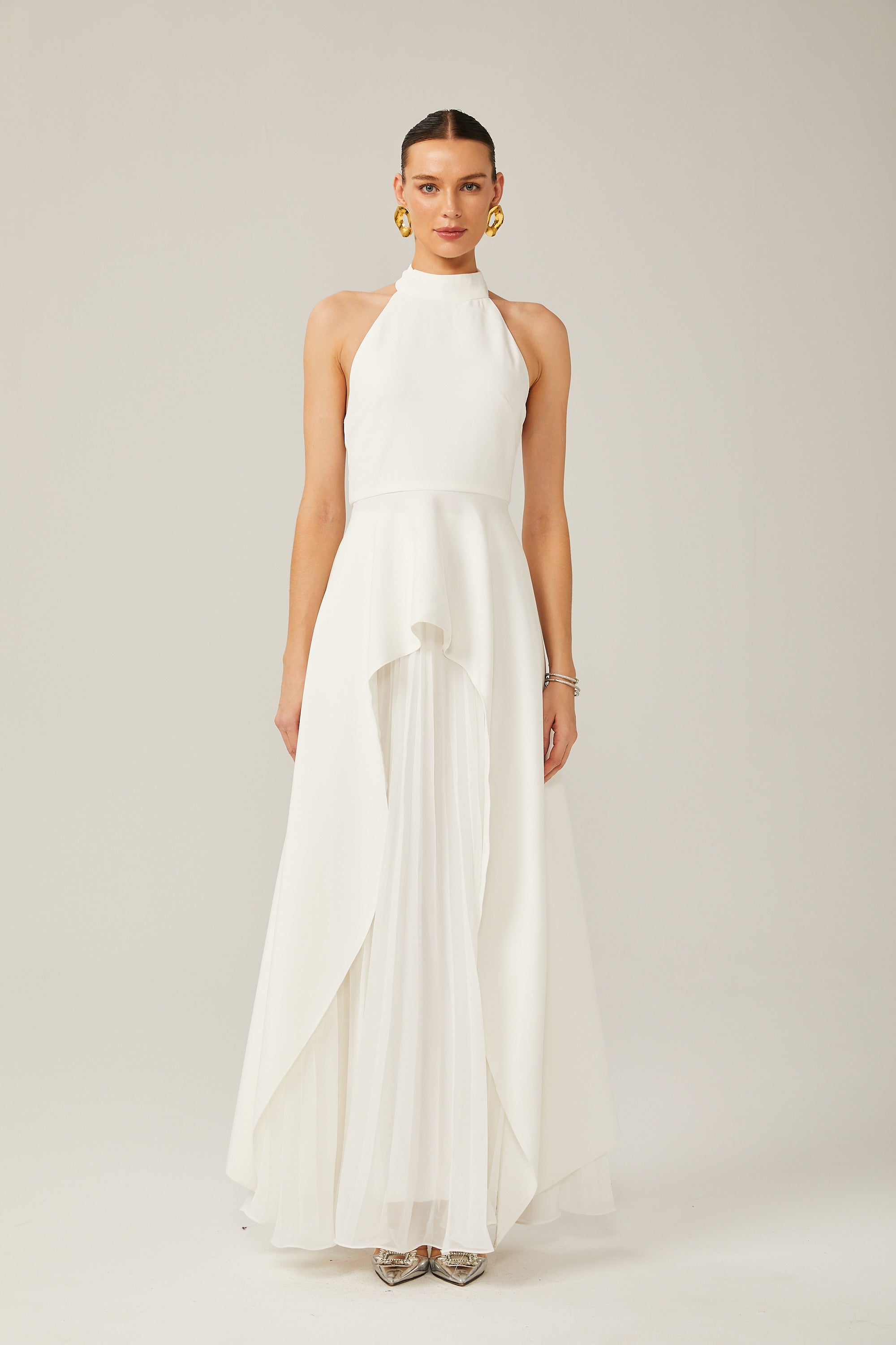 Vestido largo en capas con escote halter de Inés.