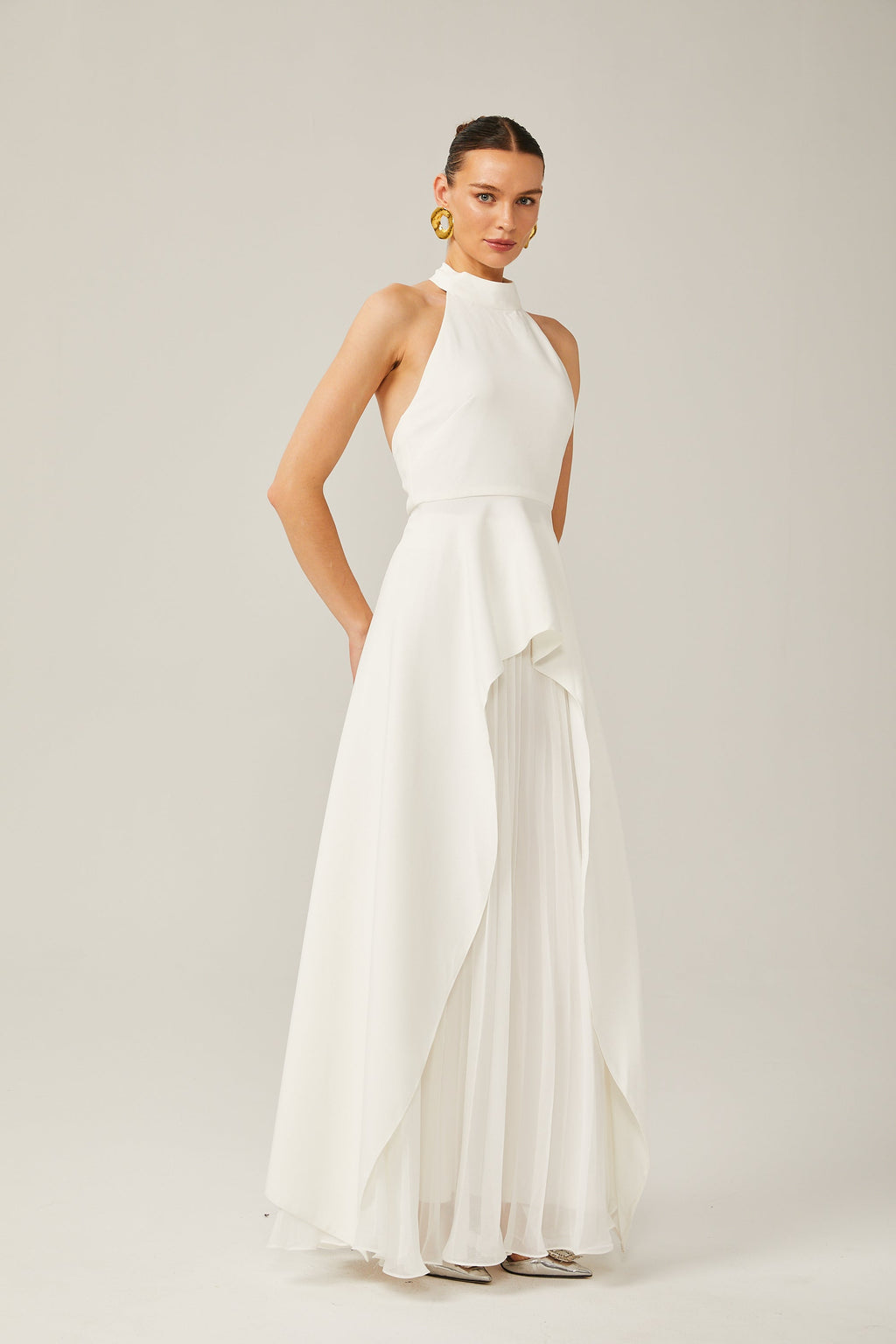 Vestido largo en capas con escote halter de Inés.