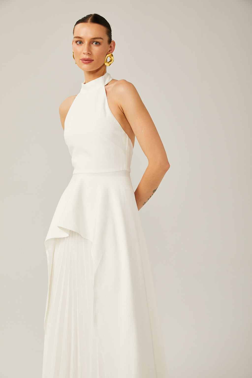 Vestido largo en capas con escote halter de Inés.