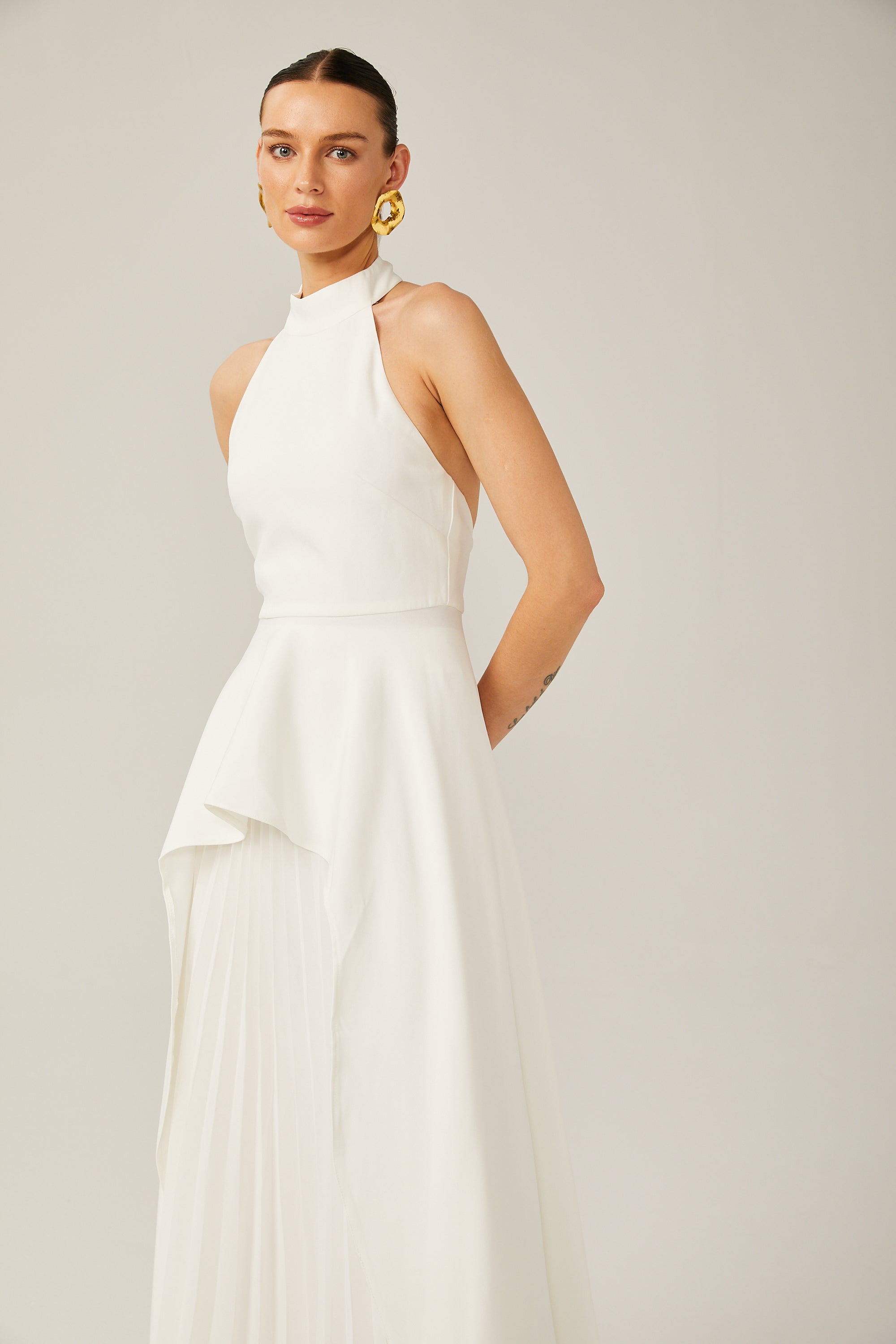 Vestido largo en capas con escote halter de Inés.