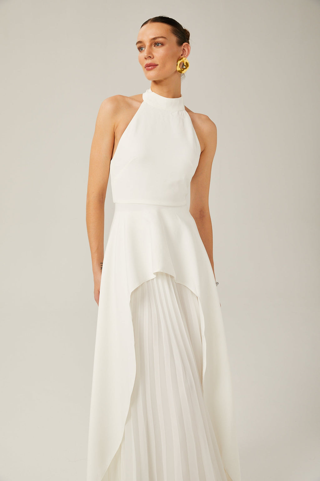 Vestido largo en capas con escote halter de Inés.