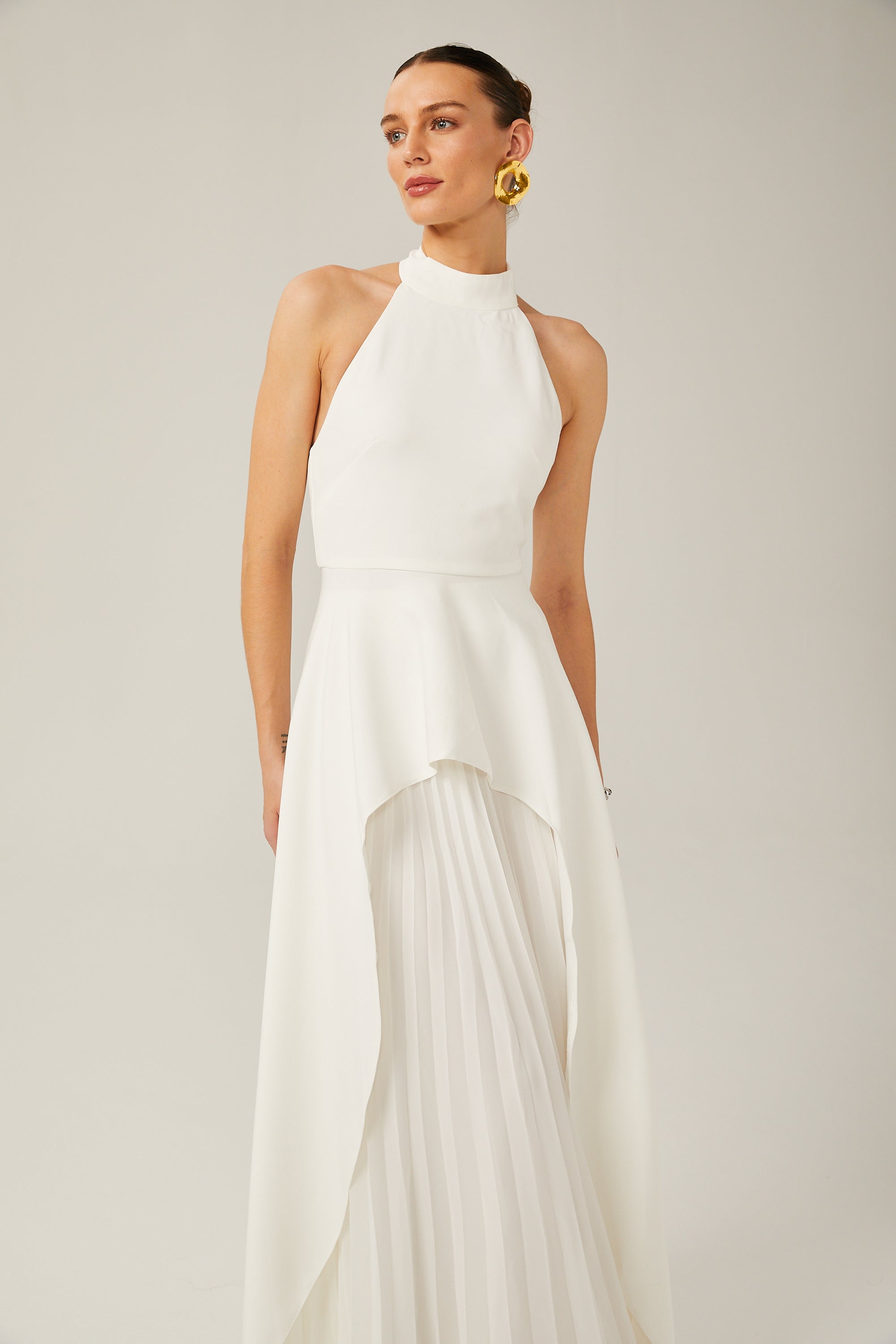Vestido largo en capas con escote halter de Inés.