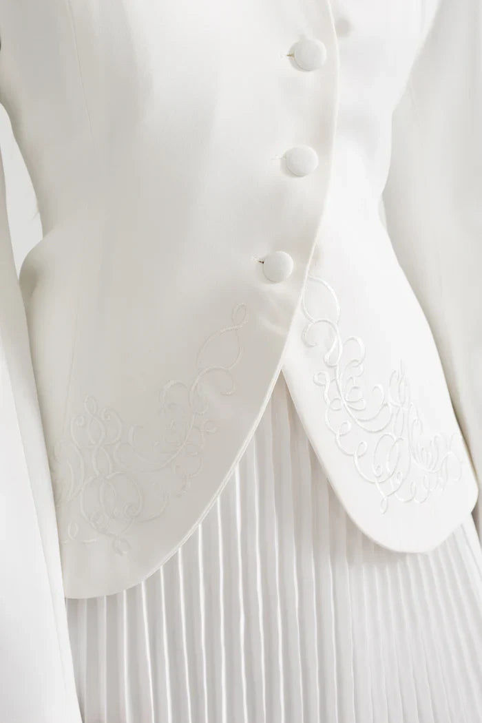 Conjunto de falda plisada y chaqueta estructurada con costuras decorativas - Blanco