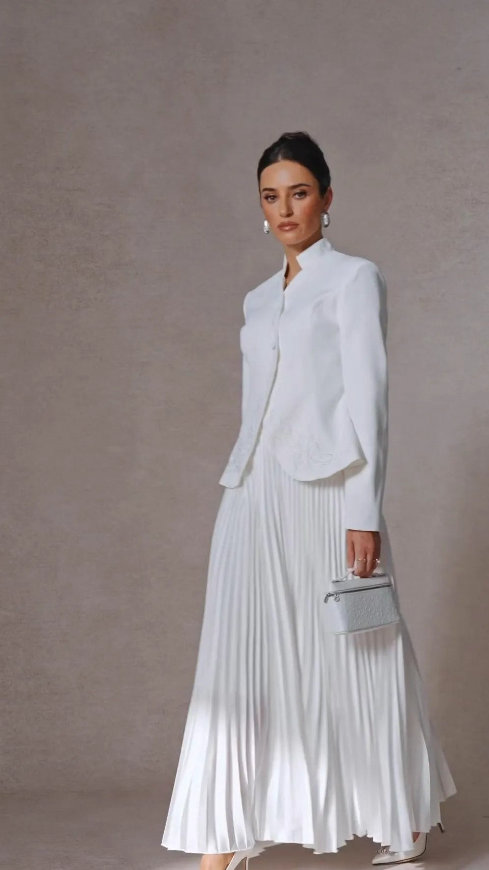Conjunto de falda plisada y chaqueta estructurada con costuras decorativas - Blanco