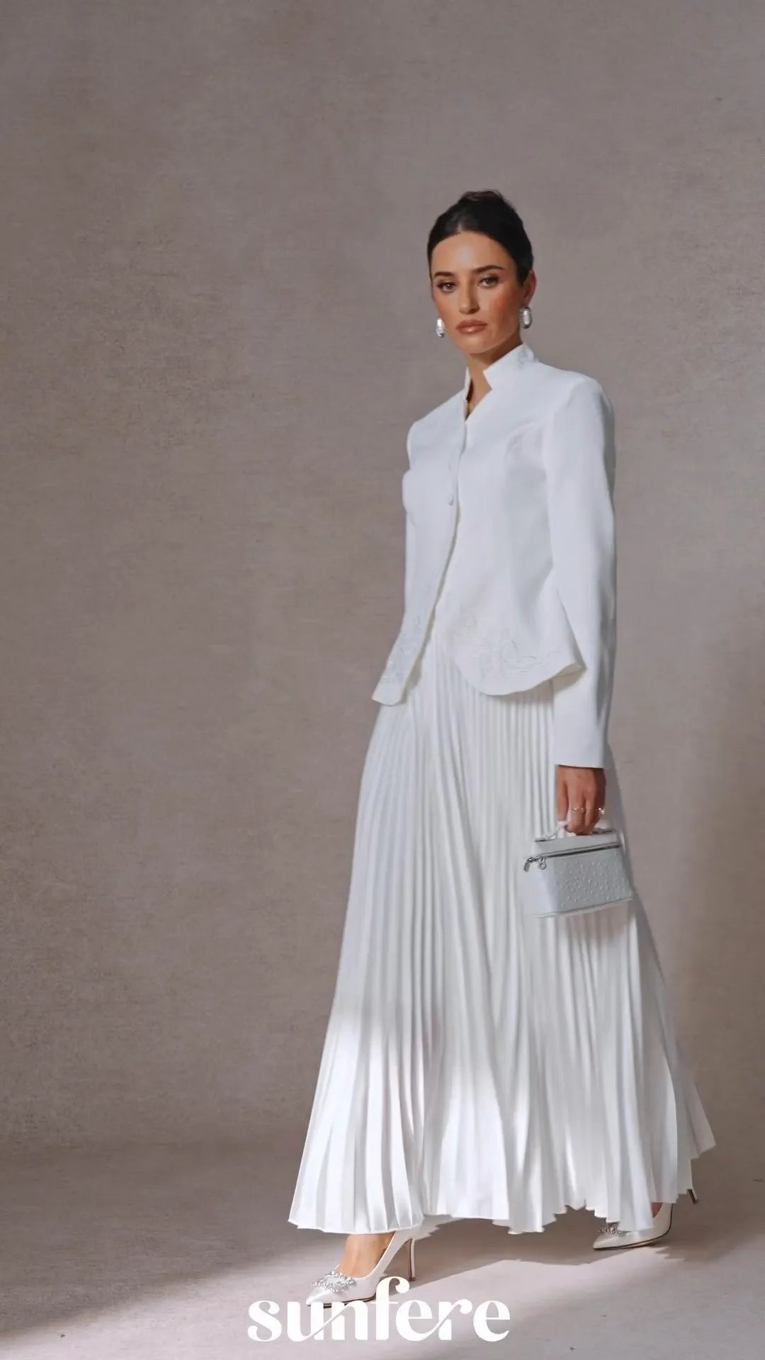Conjunto de falda plisada y chaqueta estructurada con costuras decorativas - Blanco