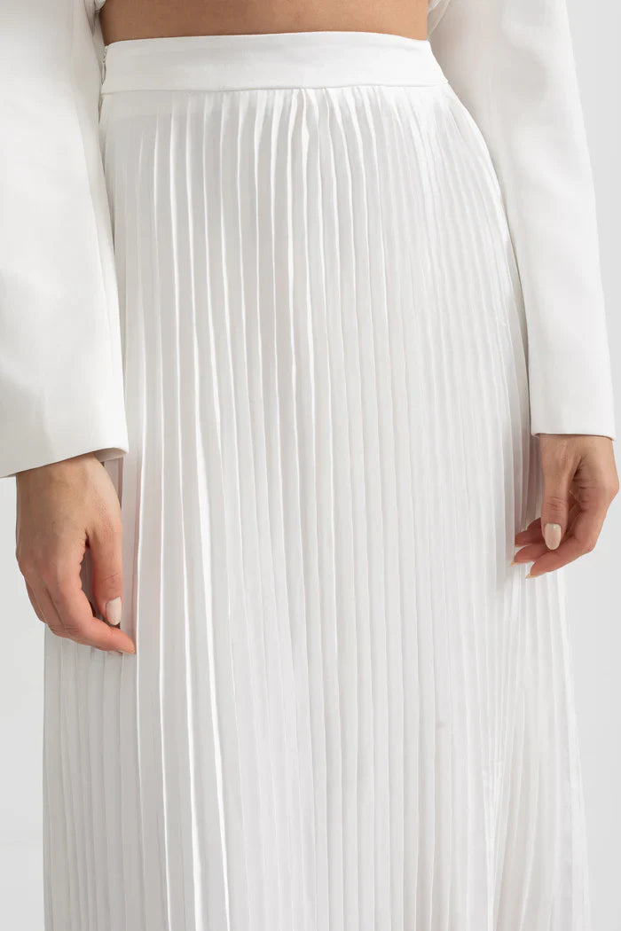 Conjunto de falda plisada y chaqueta estructurada con costuras decorativas - Blanco