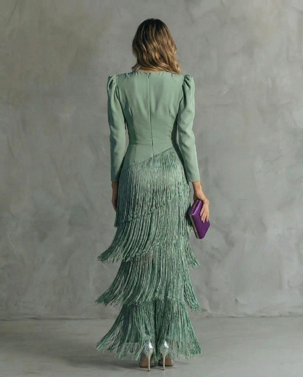 Alessia: Elegante vestido midi con mangas con flecos